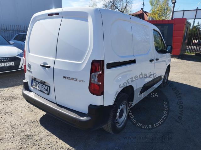 4 - Toyota Proace City 1.5 D-4D Standard  2022r. DW7US64 Pojazd znajduje się w firmie ARCTOS GROUP sp. z o.o. Al. Krakowska 7, 02-183 Warszawa