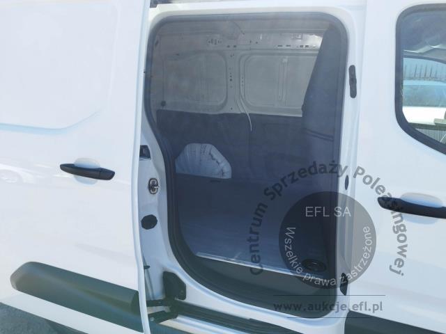 8 - Toyota Proace City 1.5 D-4D Standard  2022r. DW7US64 Pojazd znajduje się w firmie ARCTOS GROUP sp. z o.o. Al. Krakowska 7, 02-183 Warszawa