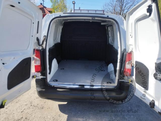 9 - Toyota Proace City 1.5 D-4D Standard  2022r. DW7US64 Pojazd znajduje się w firmie ARCTOS GROUP sp. z o.o. Al. Krakowska 7, 02-183 Warszawa