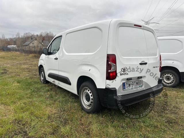 2 - Toyota  Proace City  1.5 D-4D Standard 2,0t 2022r. DW9TM89 Pojazd znajduje się w firmie ARCTOS GROUP sp. z o.o. Al. Krakowska 7, 02-183 Warszawa