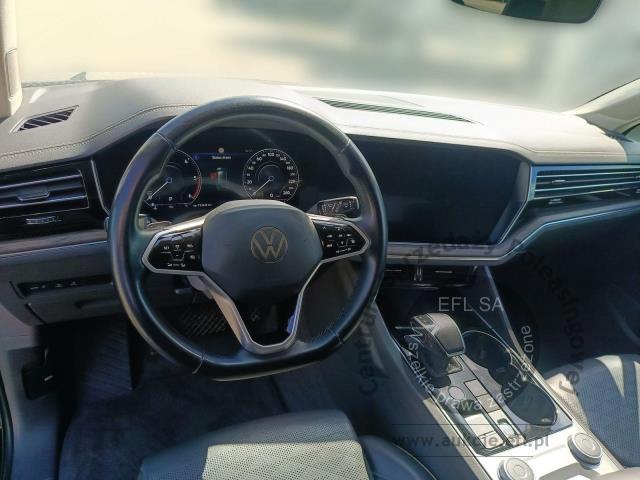 13 - VOLKSWAGEN TOUAREG 3.0 TDI V6 4MOTION 2021r.