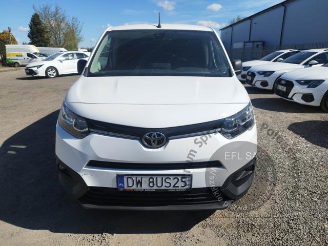 2 - Toyota Proace City 1.5 D-4D Standard  2022r. DW8US25 Pojazd znajduje się w firmie ARCTOS GROUP sp. z o.o. Al. Krakowska 7, 02-183 Warszawa