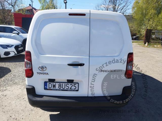 5 - Toyota Proace City 1.5 D-4D Standard  2022r. DW8US25 Pojazd znajduje się w firmie ARCTOS GROUP sp. z o.o. Al. Krakowska 7, 02-183 Warszawa