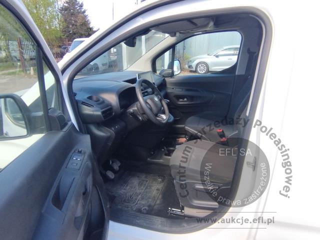 7 - Toyota Proace City 1.5 D-4D Standard  2022r. DW8US25 Pojazd znajduje się w firmie ARCTOS GROUP sp. z o.o. Al. Krakowska 7, 02-183 Warszawa