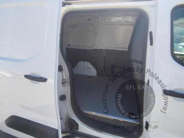 8 - Toyota Proace City 1.5 D-4D Standard  2022r. DW8US25 Pojazd znajduje się w firmie ARCTOS GROUP sp. z o.o. Al. Krakowska 7, 02-183 Warszawa