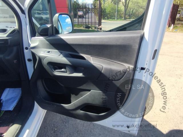 10 - Toyota Proace City 1.5 D-4D Standard  2022r. DW8US25 Pojazd znajduje się w firmie ARCTOS GROUP sp. z o.o. Al. Krakowska 7, 02-183 Warszawa