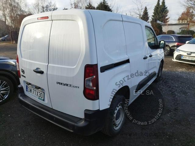 4 - Toyota  Proace City 1.5 D-4D Standard 2,0t  2022r. DW7TX30 Pojazd znajduje się w firmie ARCTOS GROUP sp. z o.o. Al. Krakowska 7, 02-183 Warszawa