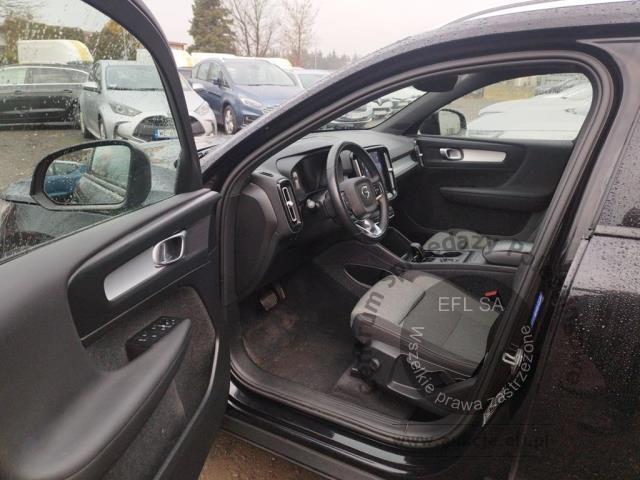 7 - Volvo  XC40 B3 Core aut 2022r. WND1973C Pojazd znajduje się w firmie ARCTOS GROUP sp. z o.o. Al. Krakowska 7, 02-183 Warszawa