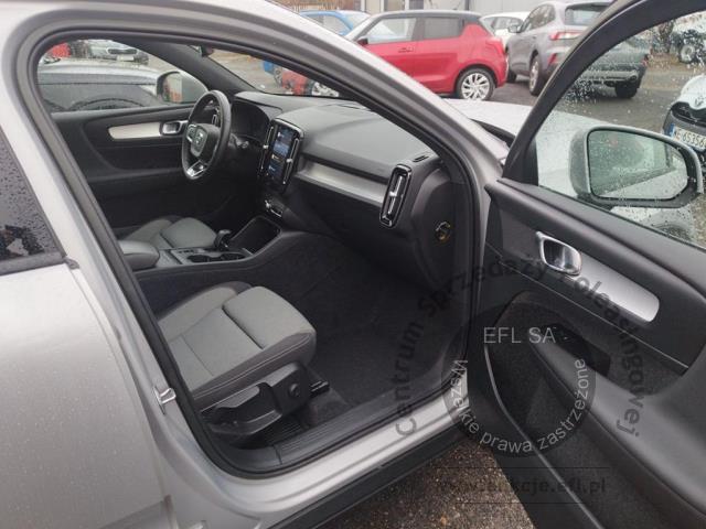 8 - Volvo  XC40  B3 Core aut 2022r. WND1972C Pojazd znajduje się w firmie ARCTOS GROUP sp. z o.o. Al. Krakowska 7, 02-183 Warszawa