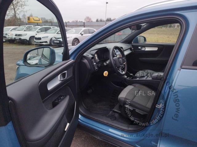 7 - Volvo  XC40 B3 Core aut 2022r. WND1853C Pojazd znajduje się w firmie ARCTOS GROUP sp. z o.o. Al. Krakowska 7, 02-183 Warszawa