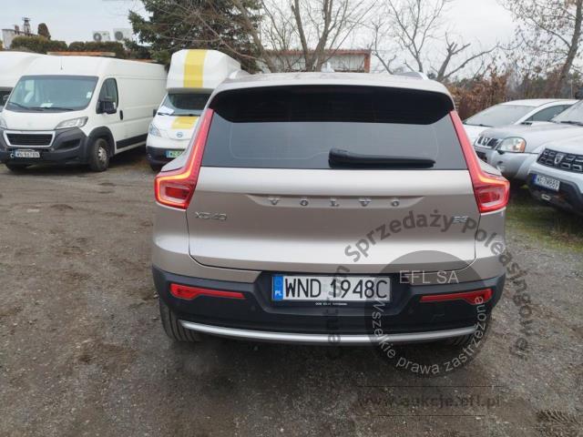 3 - Volvo  XC40 B3 Core aut 2022r. WND1948C Pojazd znajduje się w firmie ARCTOS GROUP sp. z o.o. Al. Krakowska 7, 02-183 Warszawa