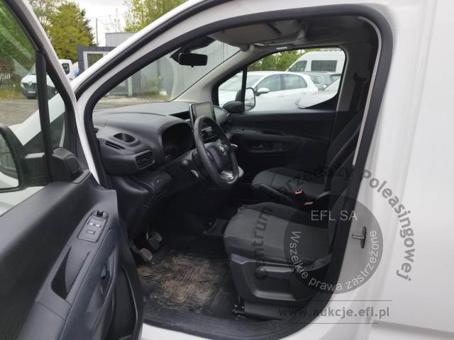 7 - Toyota Proace City 1.5 D-4D Standard  2022r. DW7US01 Pojazd znajduje się w firmie ARCTOS GROUP sp. z o.o. Al. Krakowska 7, 02-183 Warszawa