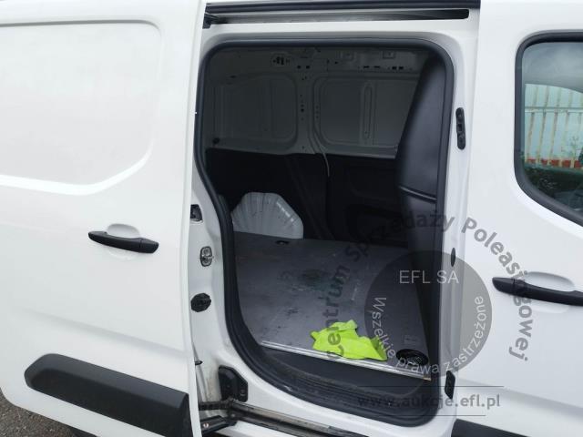 8 - Toyota Proace City 1.5 D-4D Standard  2022r. DW7US01 Pojazd znajduje się w firmie ARCTOS GROUP sp. z o.o. Al. Krakowska 7, 02-183 Warszawa