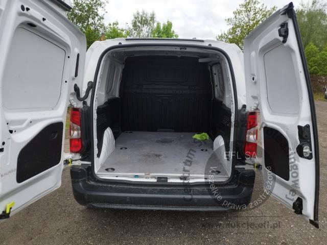 9 - Toyota Proace City 1.5 D-4D Standard  2022r. DW7US01 Pojazd znajduje się w firmie ARCTOS GROUP sp. z o.o. Al. Krakowska 7, 02-183 Warszawa