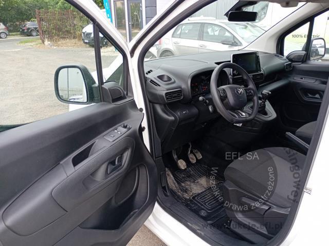 7 - Toyota Proace City 1.5 D-4D Standard  2022r. DW8US24 Pojazd znajduje się w firmie ARCTOS GROUP sp. z o.o. Al. Krakowska 7, 02-183 Warszawa
