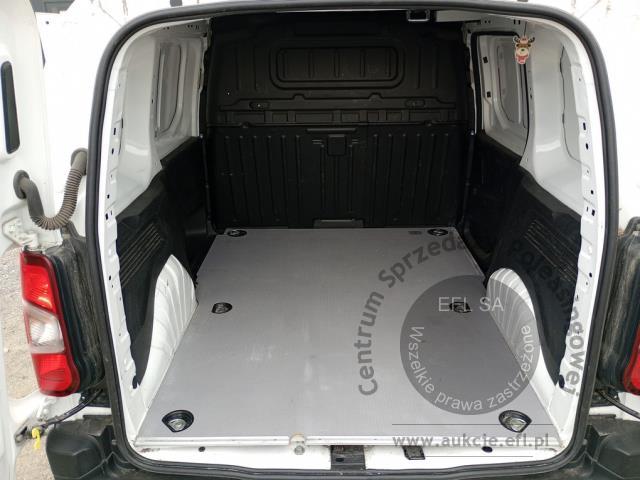 8 - Toyota Proace City 1.5 D-4D Standard  2022r. DW8US24 Pojazd znajduje się w firmie ARCTOS GROUP sp. z o.o. Al. Krakowska 7, 02-183 Warszawa