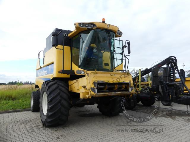 2 - EFL Finance Kombajn zbożowy New Holland CSX 7070 2009r. z hederem i wózkiem