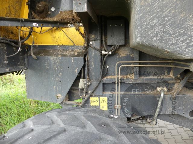13 - EFL Finance Kombajn zbożowy New Holland CSX 7070 2009r. z hederem i wózkiem