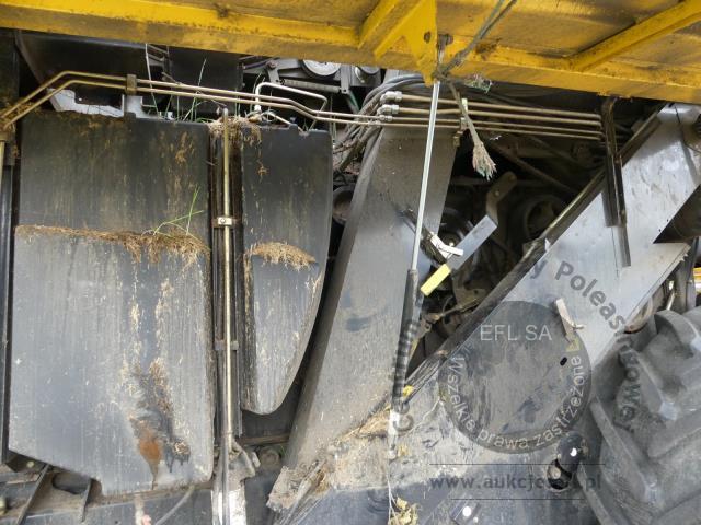 14 - EFL Finance Kombajn zbożowy New Holland CSX 7070 2009r. z hederem i wózkiem