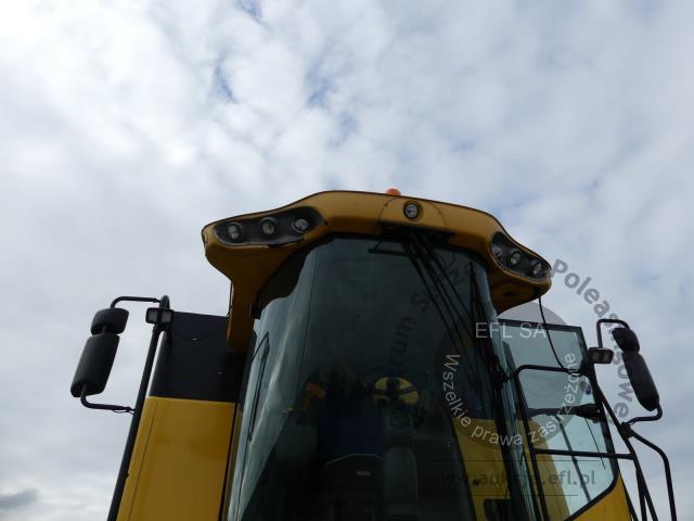 15 - EFL Finance Kombajn zbożowy New Holland CSX 7070 2009r. z hederem i wózkiem