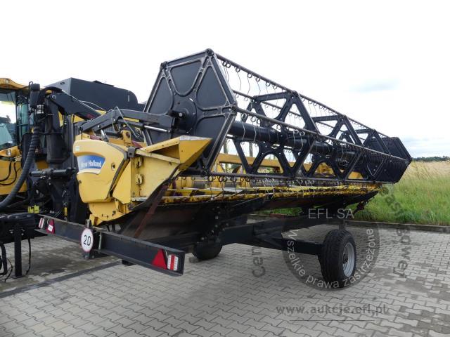 28 - EFL Finance Kombajn zbożowy New Holland CSX 7070 2009r. z hederem i wózkiem