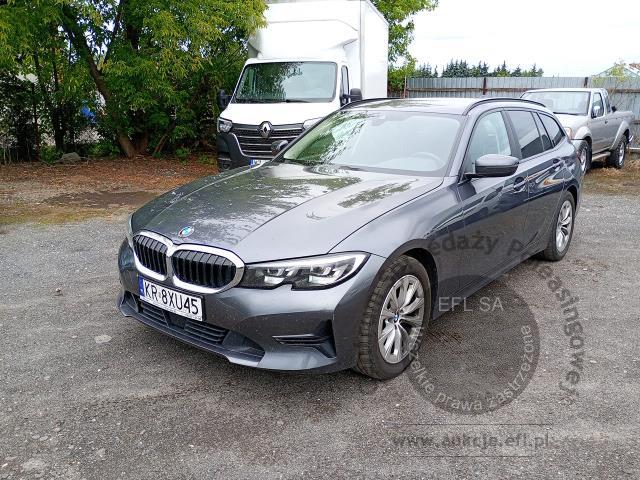 1 - BMW 318i aut 2022r. KR8XU45 Pojazd znajduje się w firmie ARCTOS GROUP sp. z o.o. Al. Krakowska 7, 02-183 Warszawa