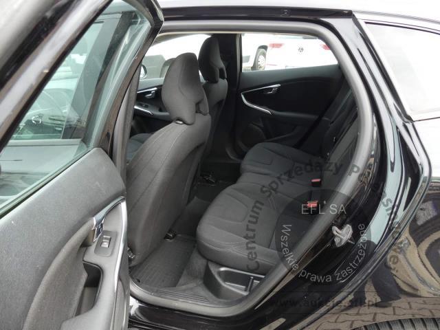 10 - VOLVO V40 D2 2.0 120KM  2017r.