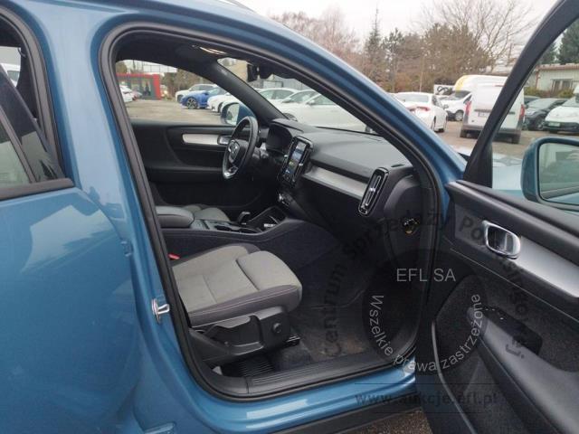 8 - Volvo  XC40 B3 Core aut 2022r. WND1853C Pojazd znajduje się w firmie ARCTOS GROUP sp. z o.o. Al. Krakowska 7, 02-183 Warszawa