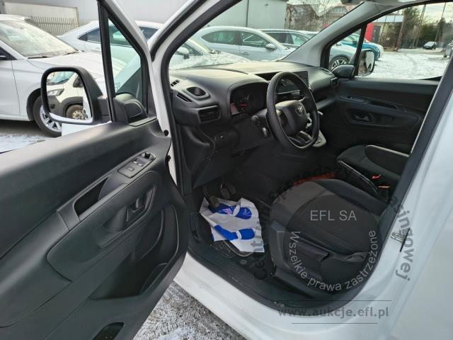 9 - Toyota Proace City 1.5 D-4D Standard  2022r. DW4UK43 Pojazd znajduje się w firmie ARCTOS GROUP sp. z o.o. Al. Krakowska 7, 02-183 Warszawa