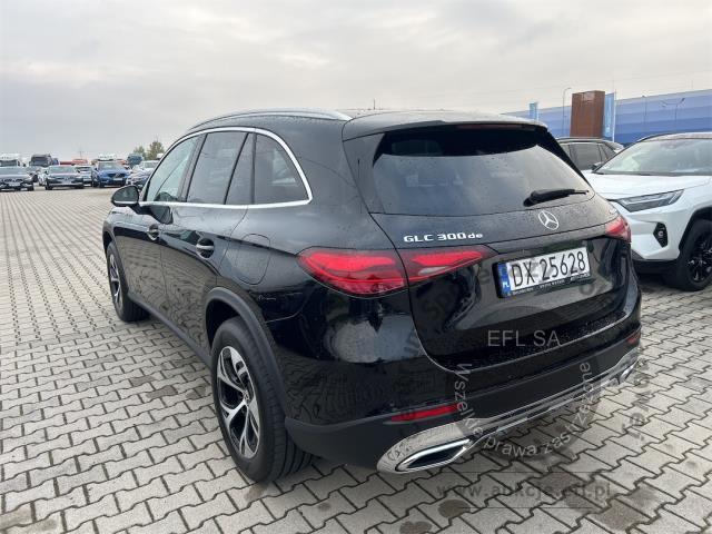 2 - MERCEDES BENZ GLC 300 DE 4-MATIC AVANTGARDE 2024r. DX25628 Pojazd znajduje się w firmie MDM AUTO sp. z o.o. ul. Zawodników 1, 80-729 Gdańsk