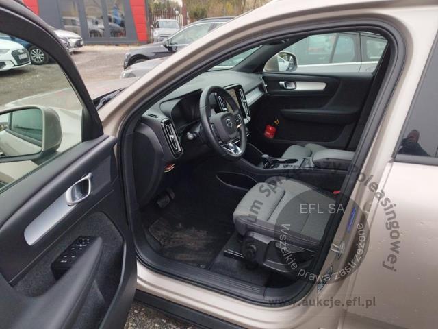 7 - Volvo  XC40 B3 Core aut 2022r. WND1852C Pojazd znajduje się w firmie ARCTOS GROUP sp. z o.o. Al. Krakowska 7, 02-183 Warszawa