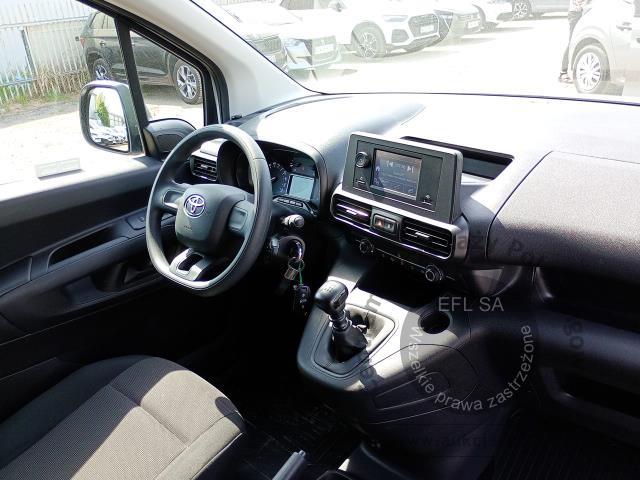 8 - TOYOTA Proace City 1.5 D-4D Standard  2024r. DW8YS31 Pojazd znajduje się w firmie ARCTOS GROUP sp. z o.o. Al. Krakowska 7, 02-183 Warszawa