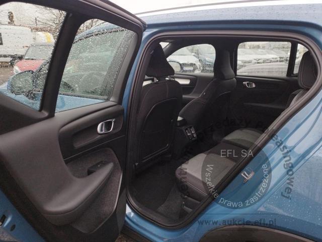 7 - Volvo XC40 B3 Core aut Kombi  2022r. WND1947C Pojazd znajduje się w firmie ARCTOS GROUP sp. z o.o. Al. Krakowska 7, 02-183 Warszawa