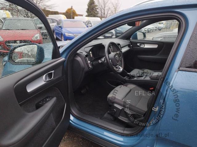 9 - Volvo XC40 B3 Core aut Kombi  2022r. WND1947C Pojazd znajduje się w firmie ARCTOS GROUP sp. z o.o. Al. Krakowska 7, 02-183 Warszawa