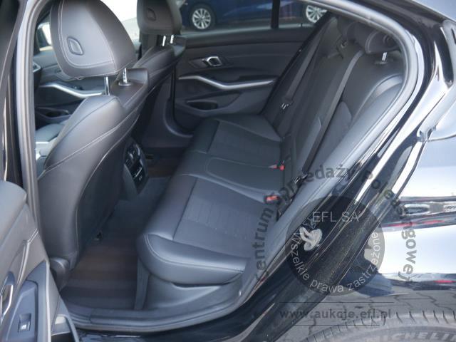 8 - BMW 318i Automat Sedan 2024r. DW4YX67 Pojazd znajduje się w firmie ARCTOS GROUP sp. z o.o. Al. Krakowska 7, 02-183 Warszawa