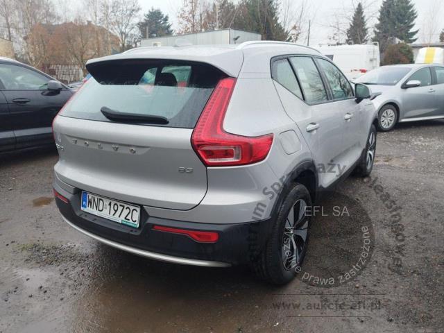 4 - Volvo  XC40  B3 Core aut 2022r. WND1972C Pojazd znajduje się w firmie ARCTOS GROUP sp. z o.o. Al. Krakowska 7, 02-183 Warszawa