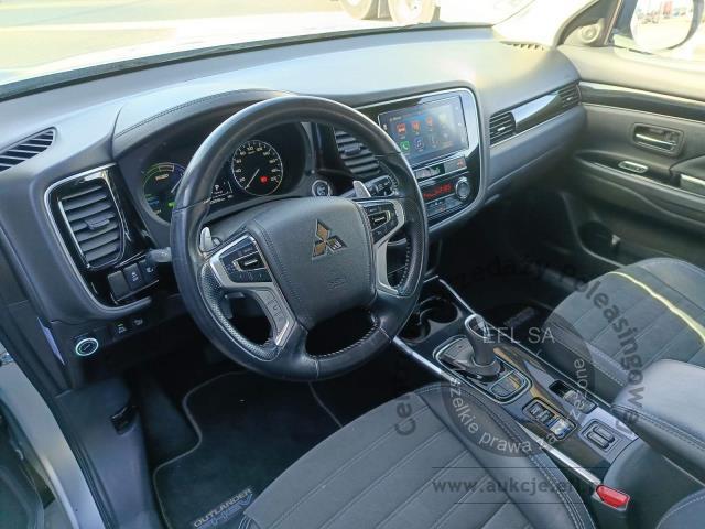 11 - MITSUBISHI  OUTLANDER 2.4 PHEV S-AWC 4X4 2018r.