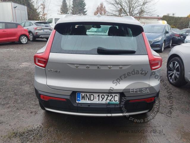 3 - Volvo  XC40  B3 Core aut 2022r. WND1972C Pojazd znajduje się w firmie ARCTOS GROUP sp. z o.o. Al. Krakowska 7, 02-183 Warszawa