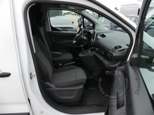 7 - Toyota Proace City 1.5 D-4D Standard 2023r.