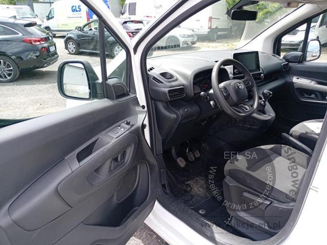 7 - Toyota  Proace City 2022r. DW5UR36 Pojazd znajduje się w firmie ARCTOS GROUP sp. z o.o. Al. Krakowska 7, 02-183 Warszawa