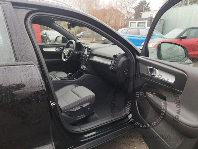 8 - Volvo  XC40 B3 Core aut 2022r. WND1973C Pojazd znajduje się w firmie ARCTOS GROUP sp. z o.o. Al. Krakowska 7, 02-183 Warszawa