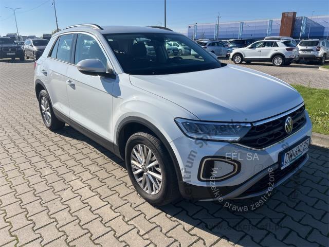 5 - Volkswagen T-ROC 1.5 TSI Life 2023r. DW6WC85 Pojazd znajduje się w firmie MDM AUTO sp. z o.o. ul. Zawodników 1, 80-729 Gdańsk
