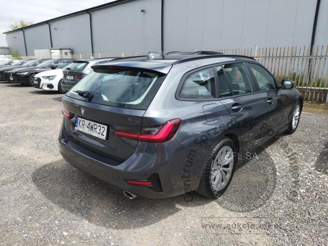 6 - BMW  Seria 3 2021r. KR4WR32 Pojazd znajduje się w firmie ARCTOS GROUP sp. z o.o. Al. Krakowska 7, 02-183 Warszawa