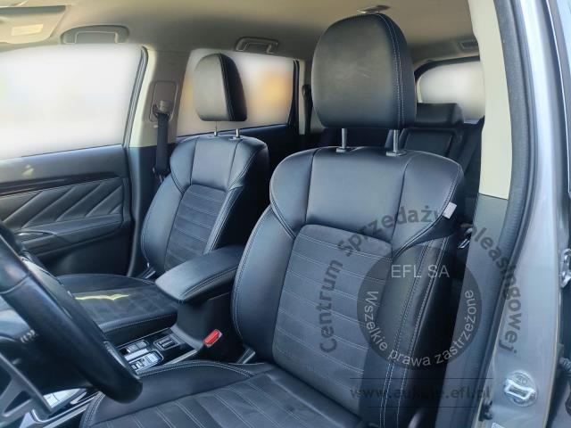 13 - MITSUBISHI  OUTLANDER 2.4 PHEV S-AWC 4X4 2018r.