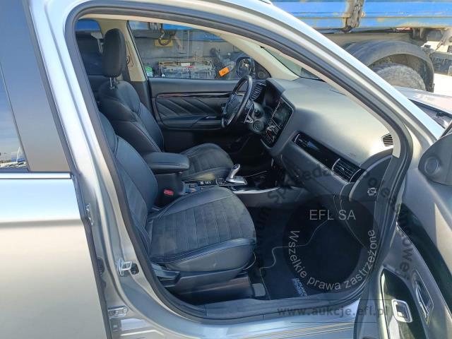 14 - MITSUBISHI  OUTLANDER 2.4 PHEV S-AWC 4X4 2018r.