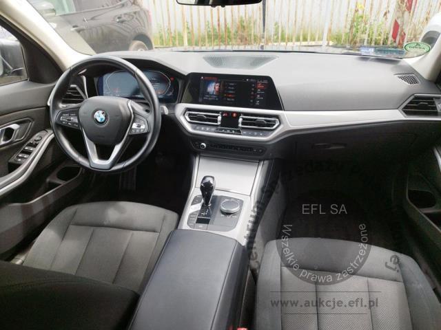 12 - BMW  Seria 3 2021r. KR4WR32 Pojazd znajduje się w firmie ARCTOS GROUP sp. z o.o. Al. Krakowska 7, 02-183 Warszawa