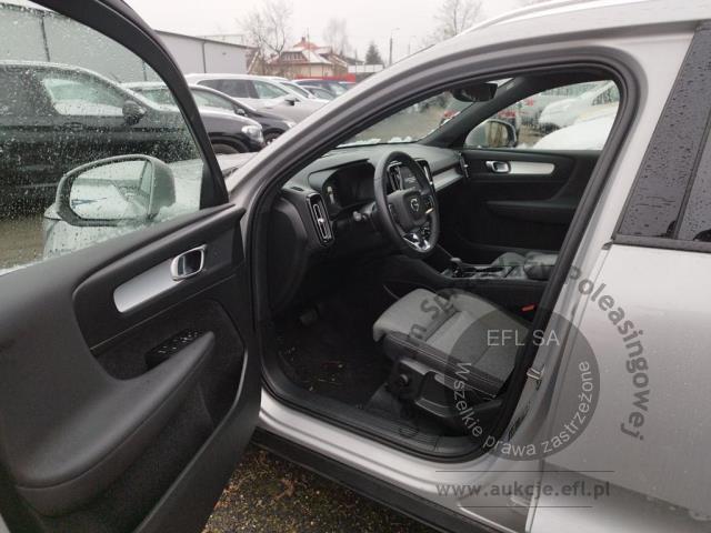 7 - Volvo  XC40 B3 Core aut 2022r. WND1970C Pojazd znajduje się w firmie ARCTOS GROUP sp. z o.o. Al. Krakowska 7, 02-183 Warszawa