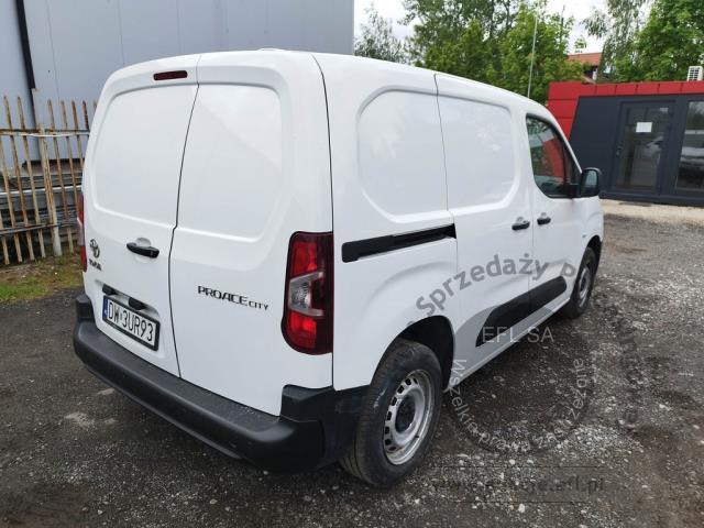 4 - Toyota Proace City 1.5 D-4D Standard  2022r. DW3UR93 Pojazd znajduje się w firmie ARCTOS GROUP sp. z o.o. Al. Krakowska 7, 02-183 Warszawa