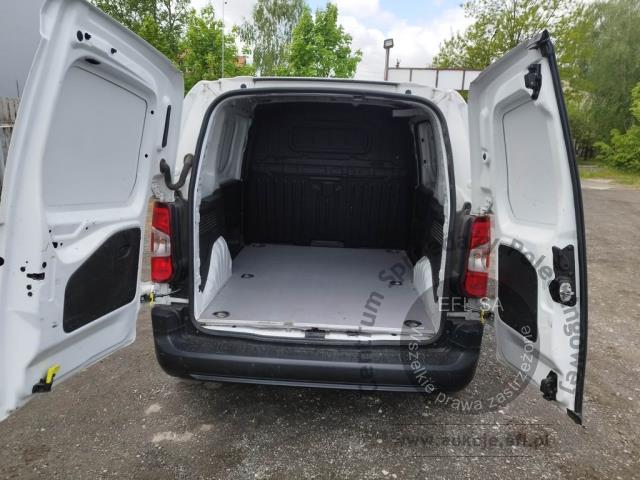 9 - Toyota Proace City 1.5 D-4D Standard  2022r. DW3UR93 Pojazd znajduje się w firmie ARCTOS GROUP sp. z o.o. Al. Krakowska 7, 02-183 Warszawa