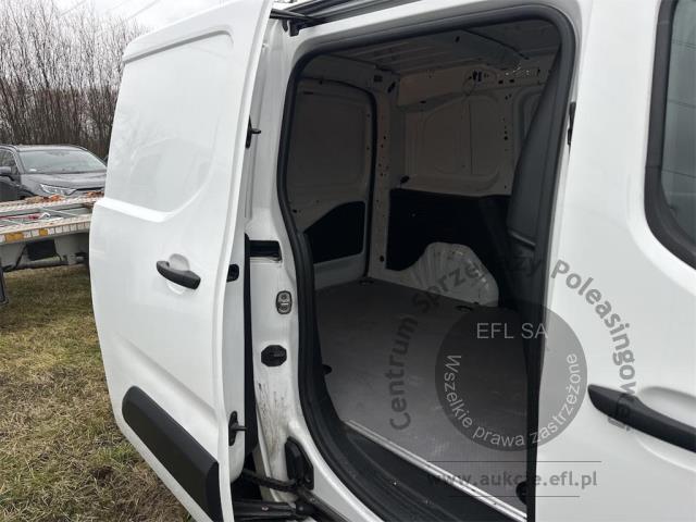 8 - Toyota  Proace City  1.5 D-4D Standard 2,0t 2022r. DW9TM89 Pojazd znajduje się w firmie ARCTOS GROUP sp. z o.o. Al. Krakowska 7, 02-183 Warszawa